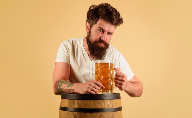 L'heure d'une bière. Homme barbu avec un verre de bière. Concept de vacances, boissons, alcool et loisirs. Fête de l'Oktoberfest.