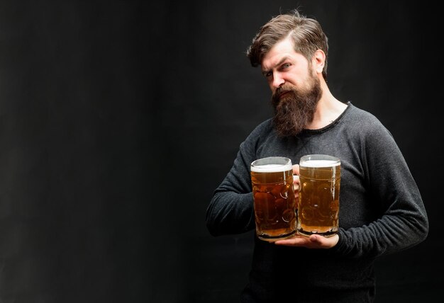 L'heure de la bière de l'Oktoberfest pub de la bière barbu souriant avec de la bière artisanale à partir d'habitudes nocives de l'alcool mug