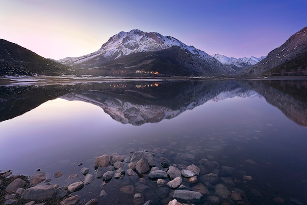 Photo heure bleue dans la montagne palentina avec le sommet de l'espiguete reflété dans les eaux