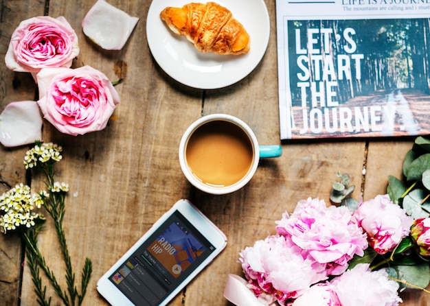 Photo heure du café avec des objets sur le bois