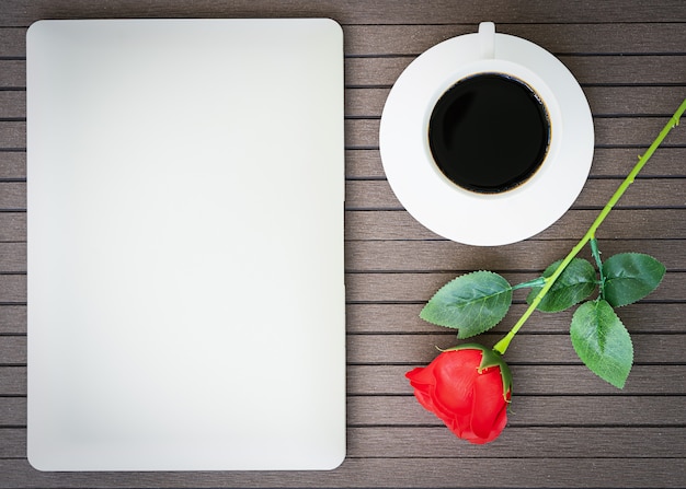 Heure du café avec ordinateur portable, tasse à café, rose rouge