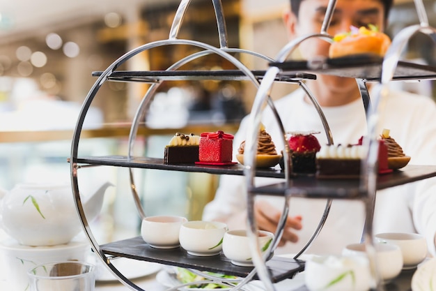 Photo l'heure du thé de l'après-midi et dessert sur table