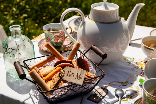 L'heure du thé gourmet dans le jardin