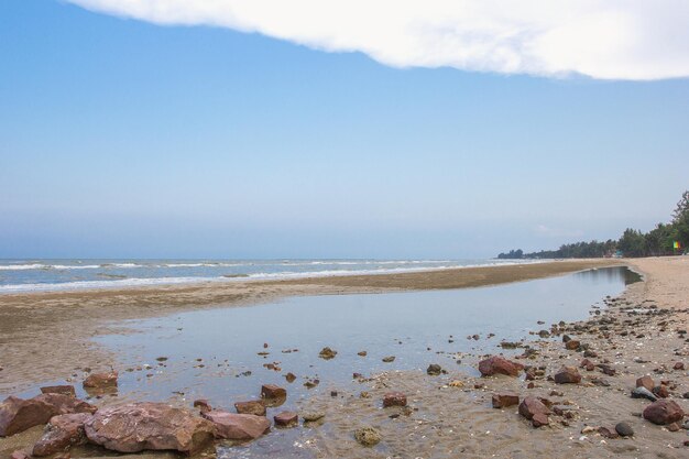 Heure d'été sur le ciel et le sable de la plage