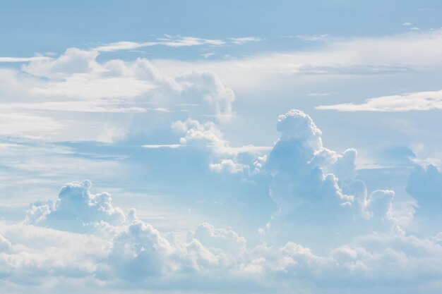 L'heure d'été des cumulonimbus dans le ciel bleu