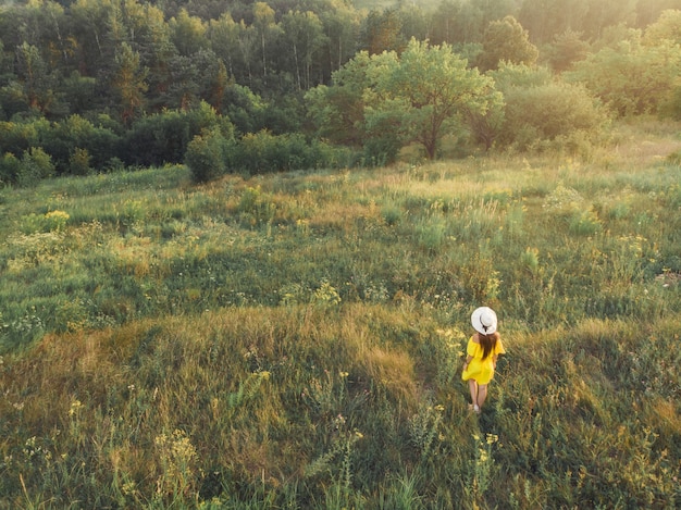 Heure d'été. La femme au chapeau