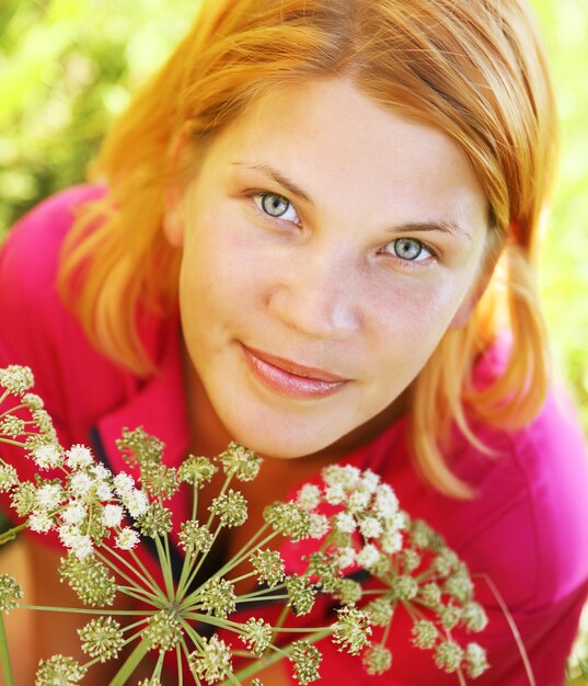 Photo heure d'été. jeune femme