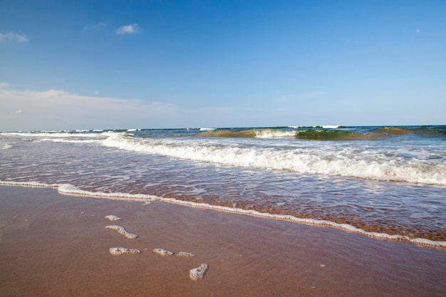 Heure d'été sur la mer froide baltique par temps ensoleillé