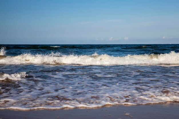 Heure d'été sur la mer froide baltique par temps ensoleillé