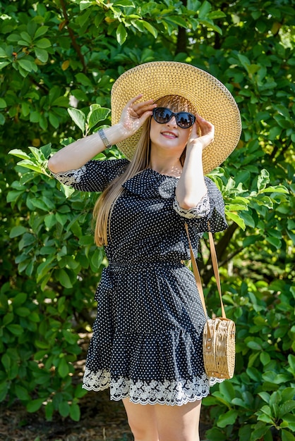 L'heure d'été pour jolie femme en robe à la nature