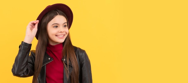 Heureuse adolescente en chapeau et veste en cuir Style enfant visage affiche horizontale adolescente portrait isolé bannière avec espace de copie