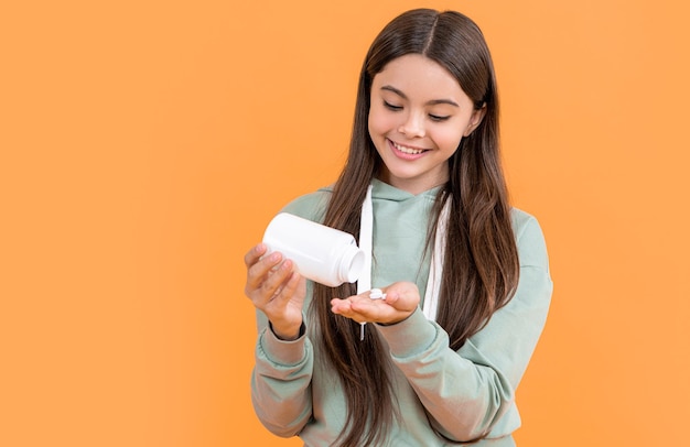 Heureuse adolescente avec des médicaments sur la photo d'arrière-plan d'une adolescente avec des médicaments