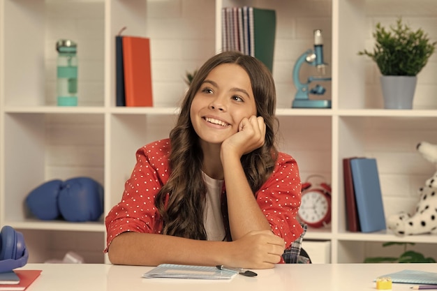 Heureuse adolescente retour à l'école journée de la connaissance concept d'éducation enfant en classe