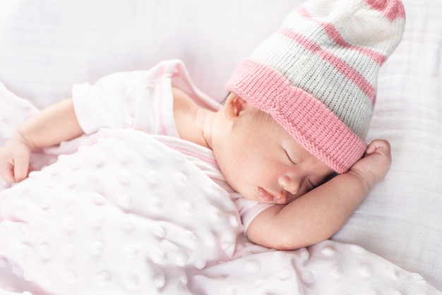 Heureuse adorable petite fille dormant dans un berceau. Petit enfant ayant une sieste dans le lit des parents