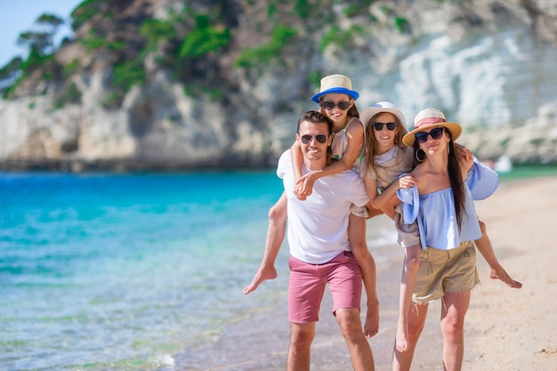 Heureuse belle famille avec enfants à la plage