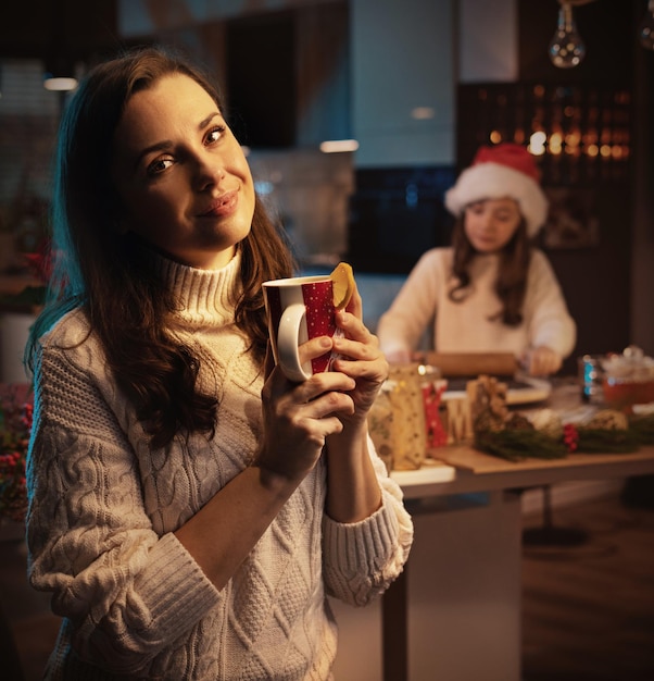 Photo heureuse belle famille, mère et fils se préparant pour noël ensemble à la maison