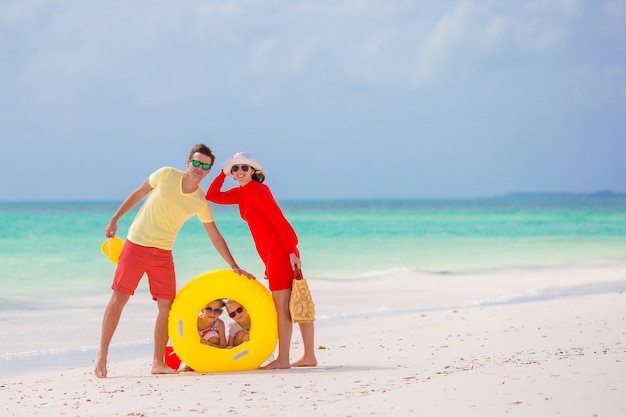 Heureuse belle famille sur la plage blanche