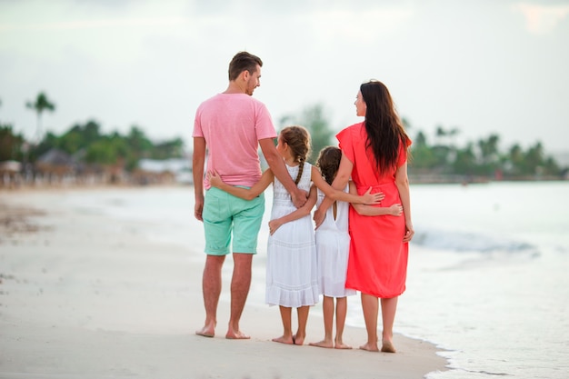 Heureuse belle famille sur la plage