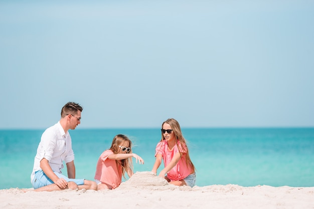 Heureuse belle famille en vacances plage tropicale