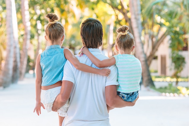 Heureuse belle famille en vacances plage tropicale