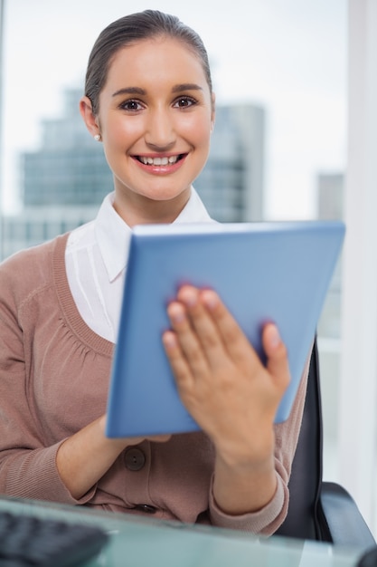 Heureuse belle femme d&#39;affaires avec sa tablette