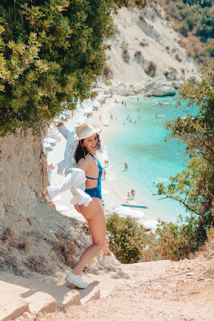 Heureuse belle femme allant à la plage de la mer