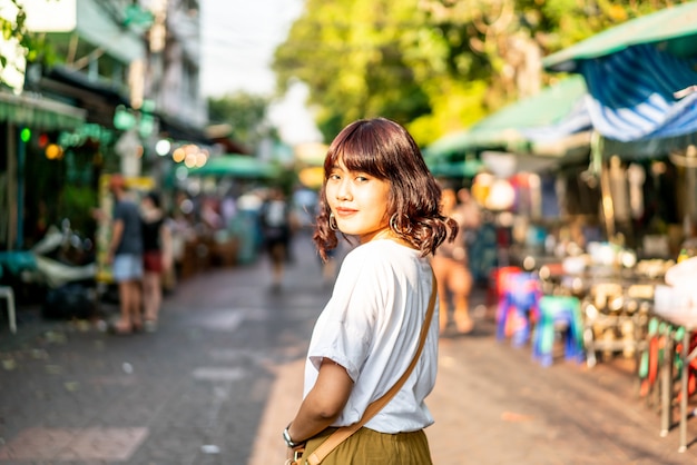 Heureuse et belle femme asiatique voyageant à Khao Sarn Road, Thailand