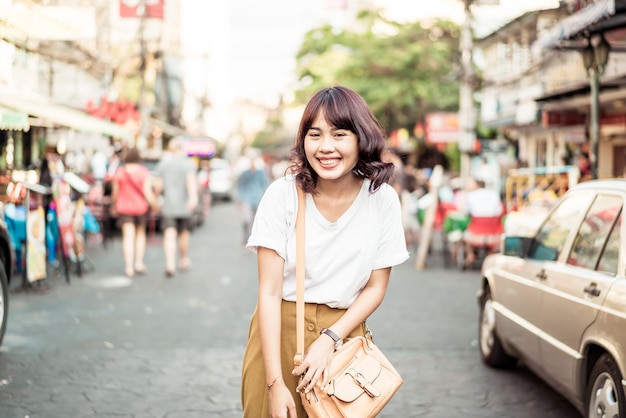 Heureuse et belle femme asiatique voyageant à Khao Sarn Road, Thaïlande