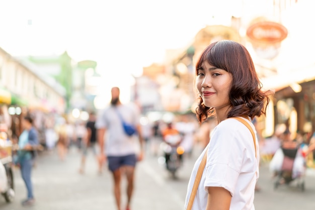 Heureuse et belle femme asiatique voyageant à Khao Sarn Road, Thaïlande