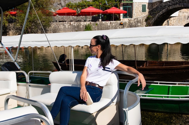 Heureuse belle femme caucasienne sur la forêt de pins d'un yacht de luxe