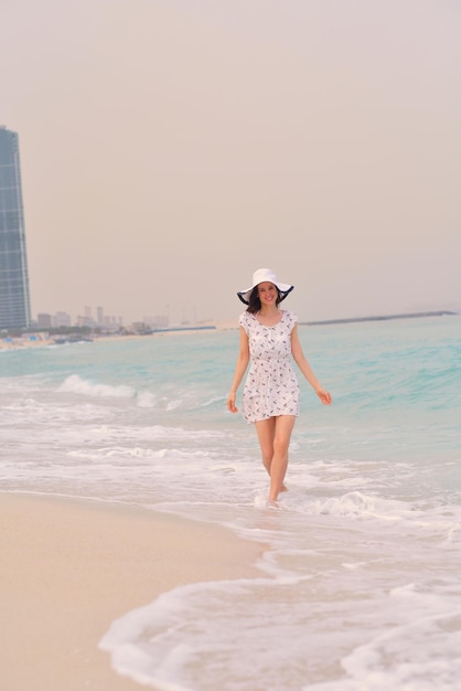 Heureuse belle femme profitant des vacances d'été sur la plage