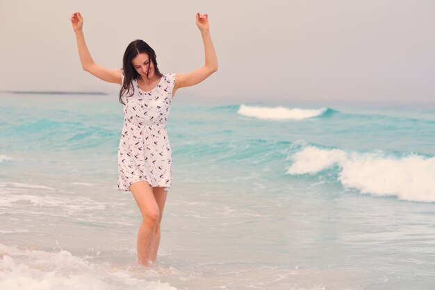 Heureuse belle femme profitant des vacances d'été sur la plage