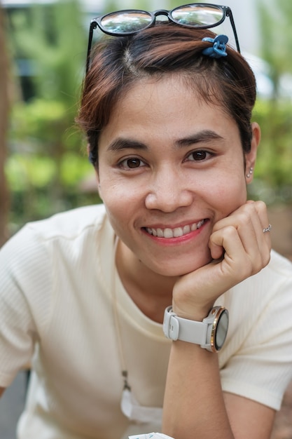 Heureuse belle femme souriante et joyeuse au café