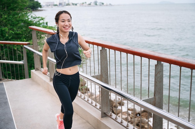 Heureuse belle fille exercice jogging avec fond de mer