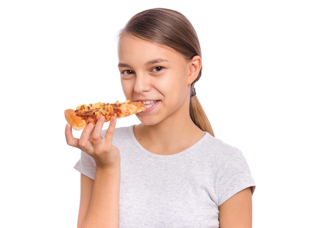 Heureuse belle jeune adolescente mord une tranche de pizza Portrait d'enfant avec une délicieuse pizza italienne isolée sur fond blanc Fille mangeant de la restauration rapide