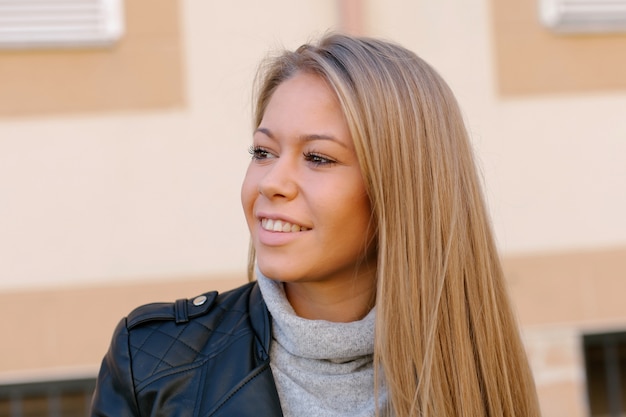 Heureuse belle jeune femme dans la rue