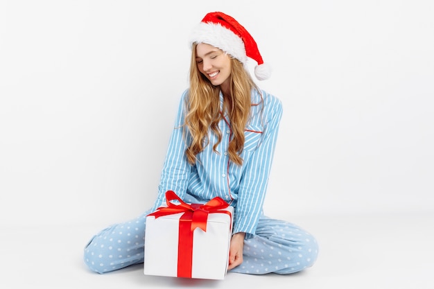 Heureuse belle jeune femme en pyjama de Noël