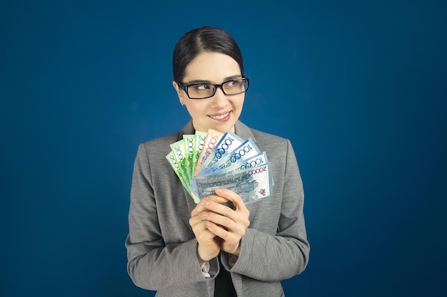 Photo heureuse belle jeune femme avec tenge regarde rêveusement sur le côté