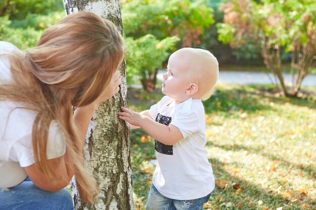 Heureuse belle mère et bébé fille ou fils