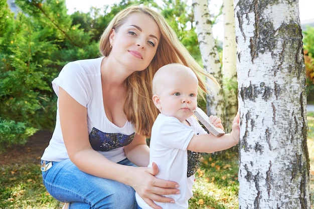 Heureuse belle mère et bébé fille ou fils