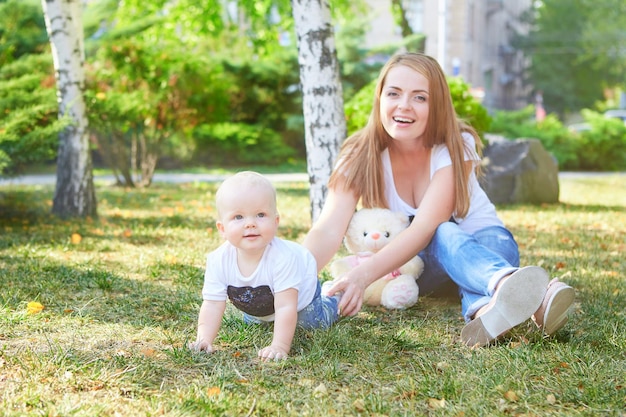 Heureuse belle mère et bébé fille ou fils