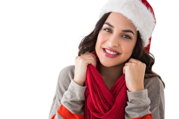 Heureuse brune en vêtements d&#39;hiver, souriant à la caméra