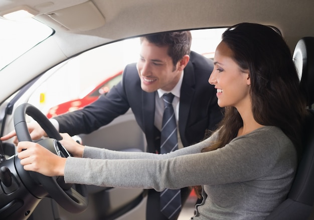 Heureuse conductrice au volant, assis dans sa voiture