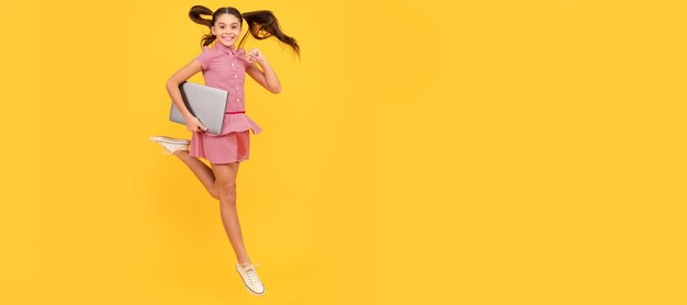 Heureuse enfant fille dépêchez-vous de courir tenir le cahier pour trouver la vente et l'énergie à prix réduit Portrait d'écolière avec affiche horizontale pour ordinateur portable En-tête de bannière avec espace de copie