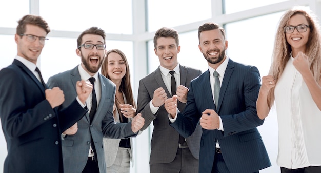 Heureuse équipe d'affaires debout dans le bureau concept de succès