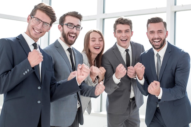 Heureuse équipe commerciale debout au bureau