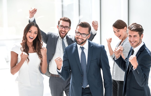 Heureuse équipe commerciale debout au bureau