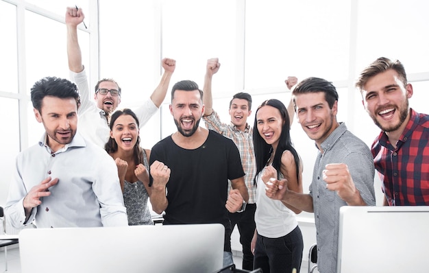 Heureuse équipe commerciale professionnelle debout dans un bureau moderne