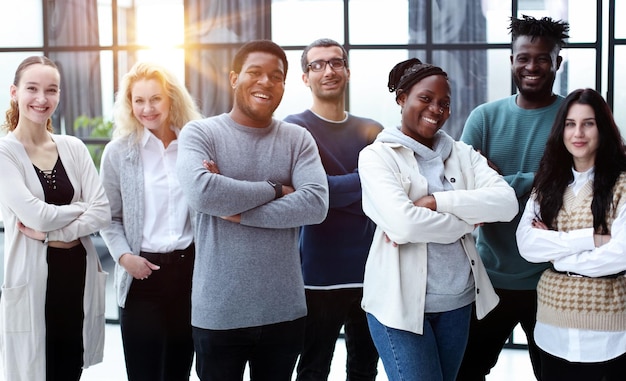 Heureuse équipe commerciale professionnelle diversifiée en vêtements décontractés