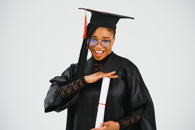 Heureuse étudiante afro-américaine avec diplôme à l'obtention du diplôme